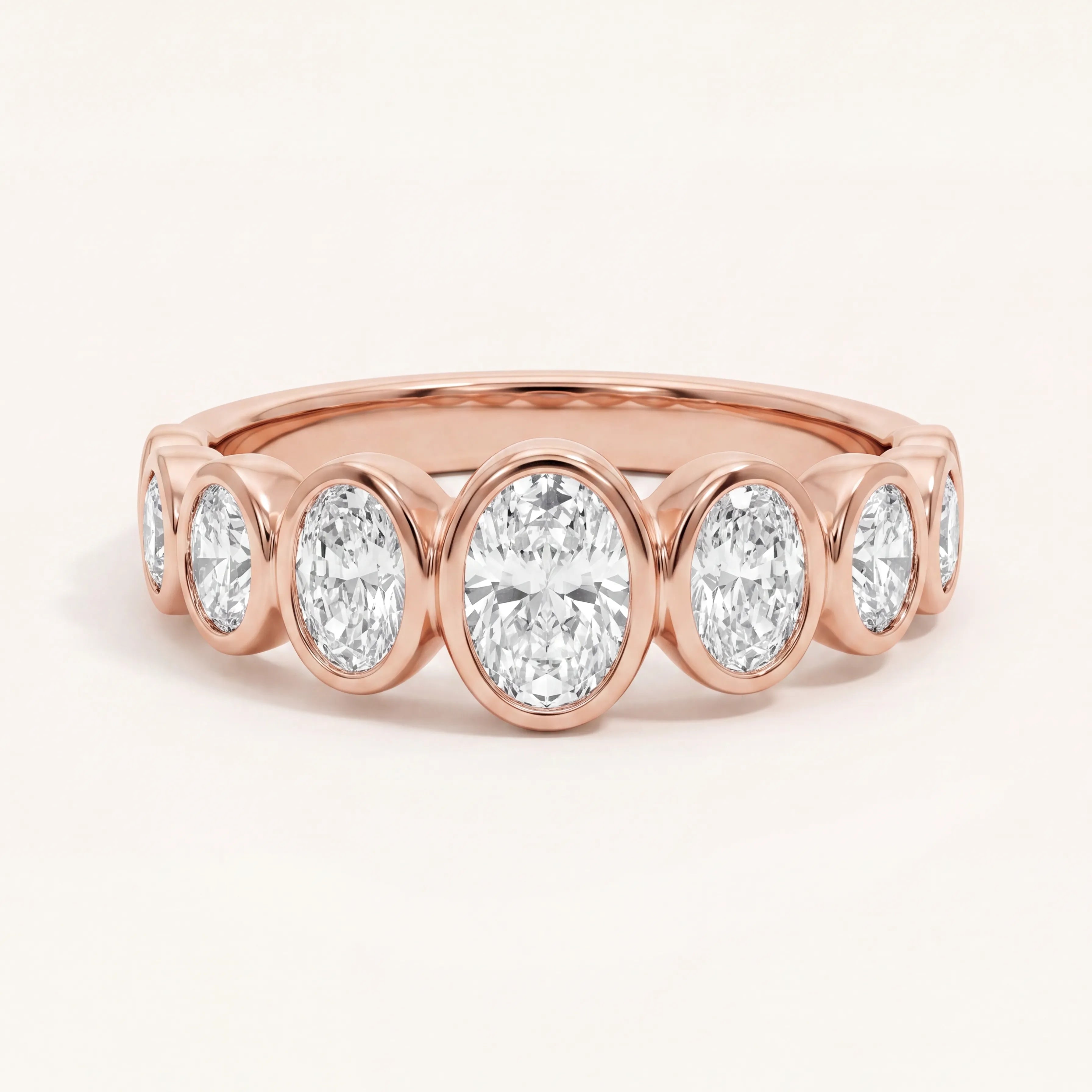 Bezel vestuvinis žiedas 1,65 ct su Oval laboratoriniais deimantais iš priekio