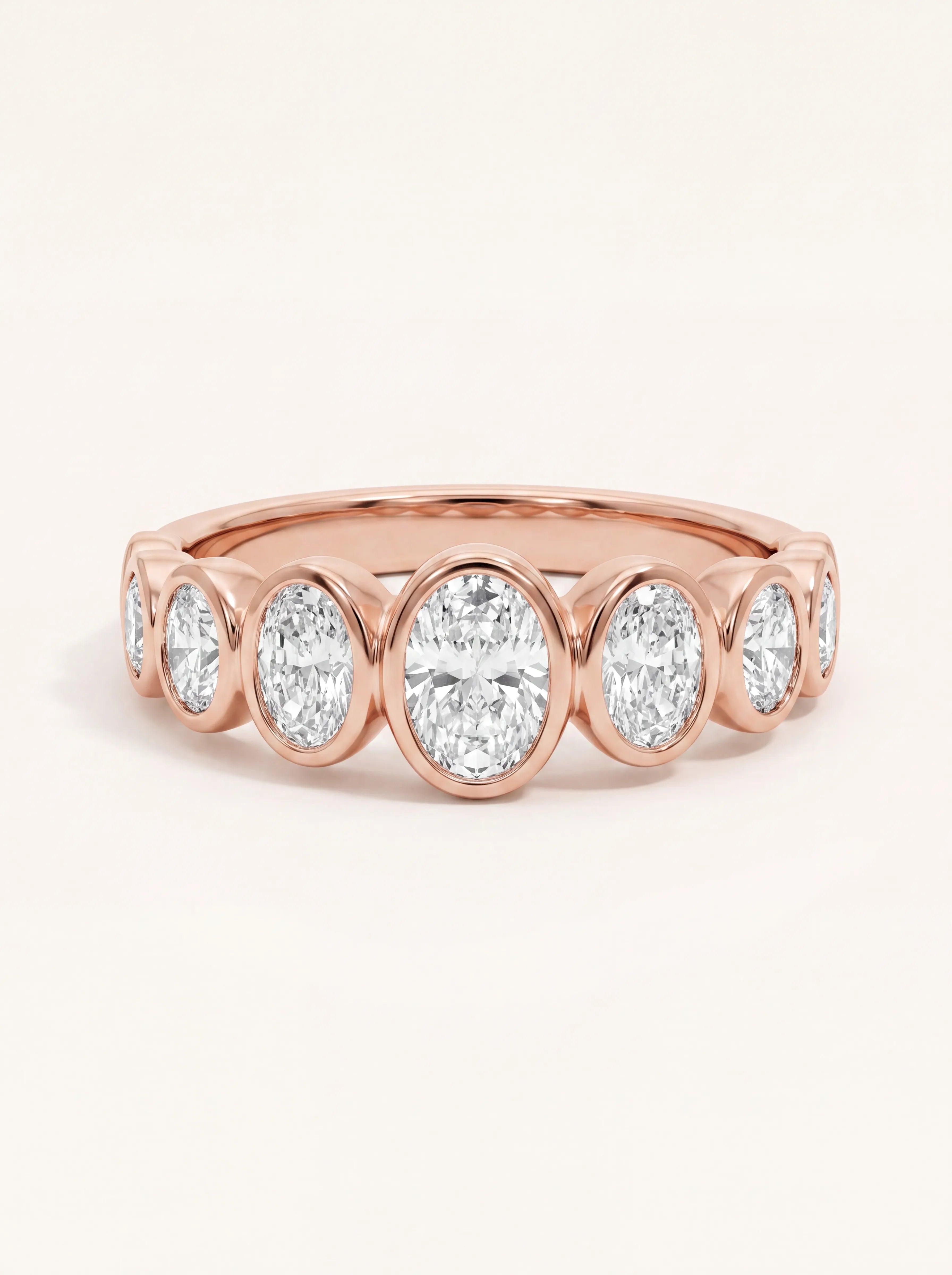 Bezel vestuvinis žiedas 1,65 ct su Oval laboratoriniais deimantais iš priekio