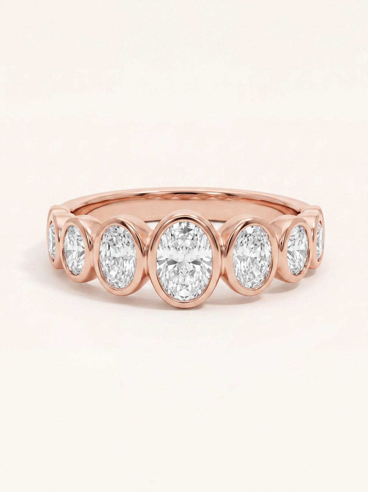 Bezel vestuvinis žiedas 1,65 ct su Oval laboratoriniais deimantais iš priekio