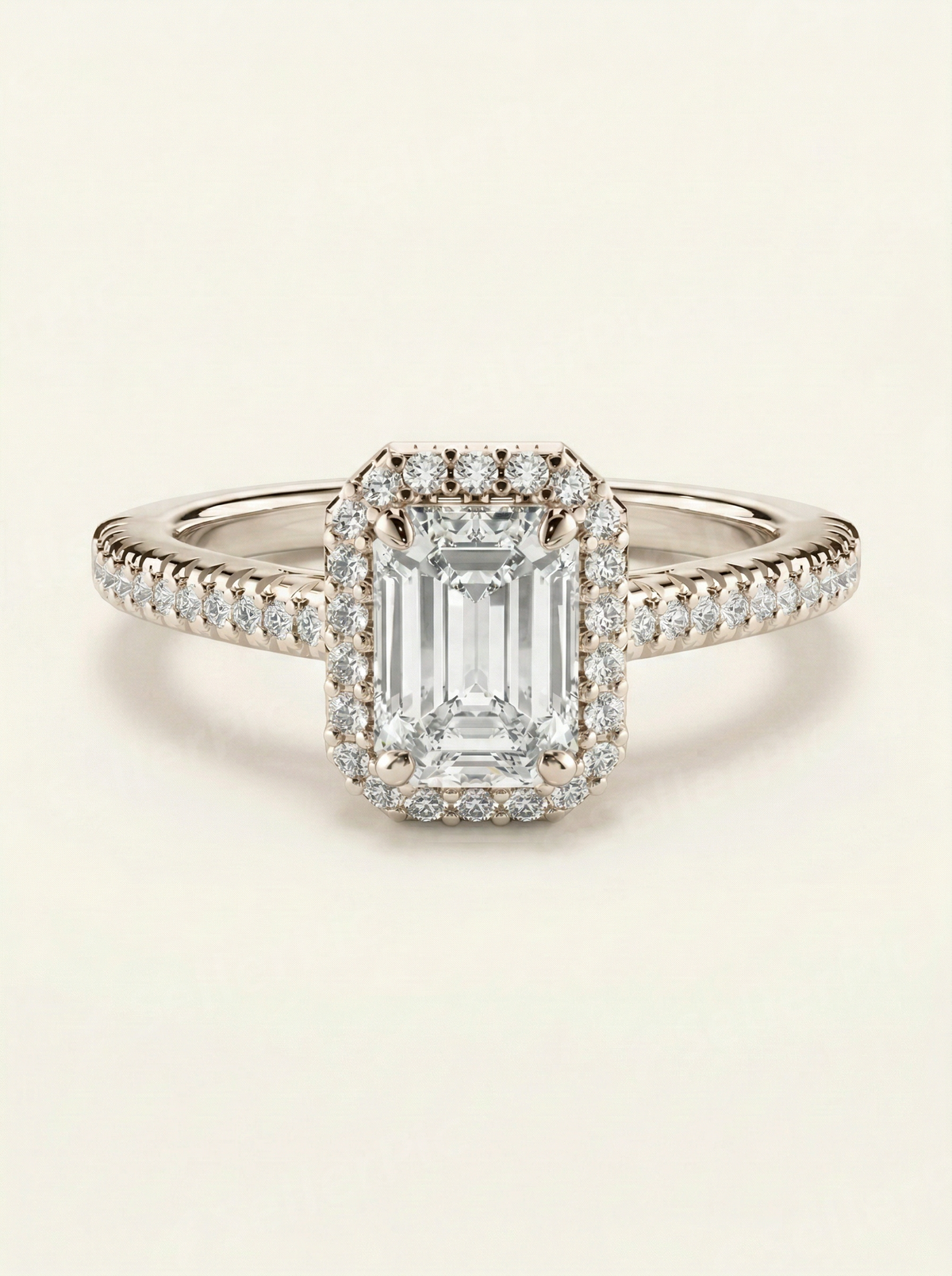 Sužadėtuvių žiedas ant rankos su emerald cut laboratoriniu briliantu