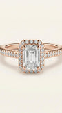 Prabangus emerald cut žiedas su smulkiais briliantais
