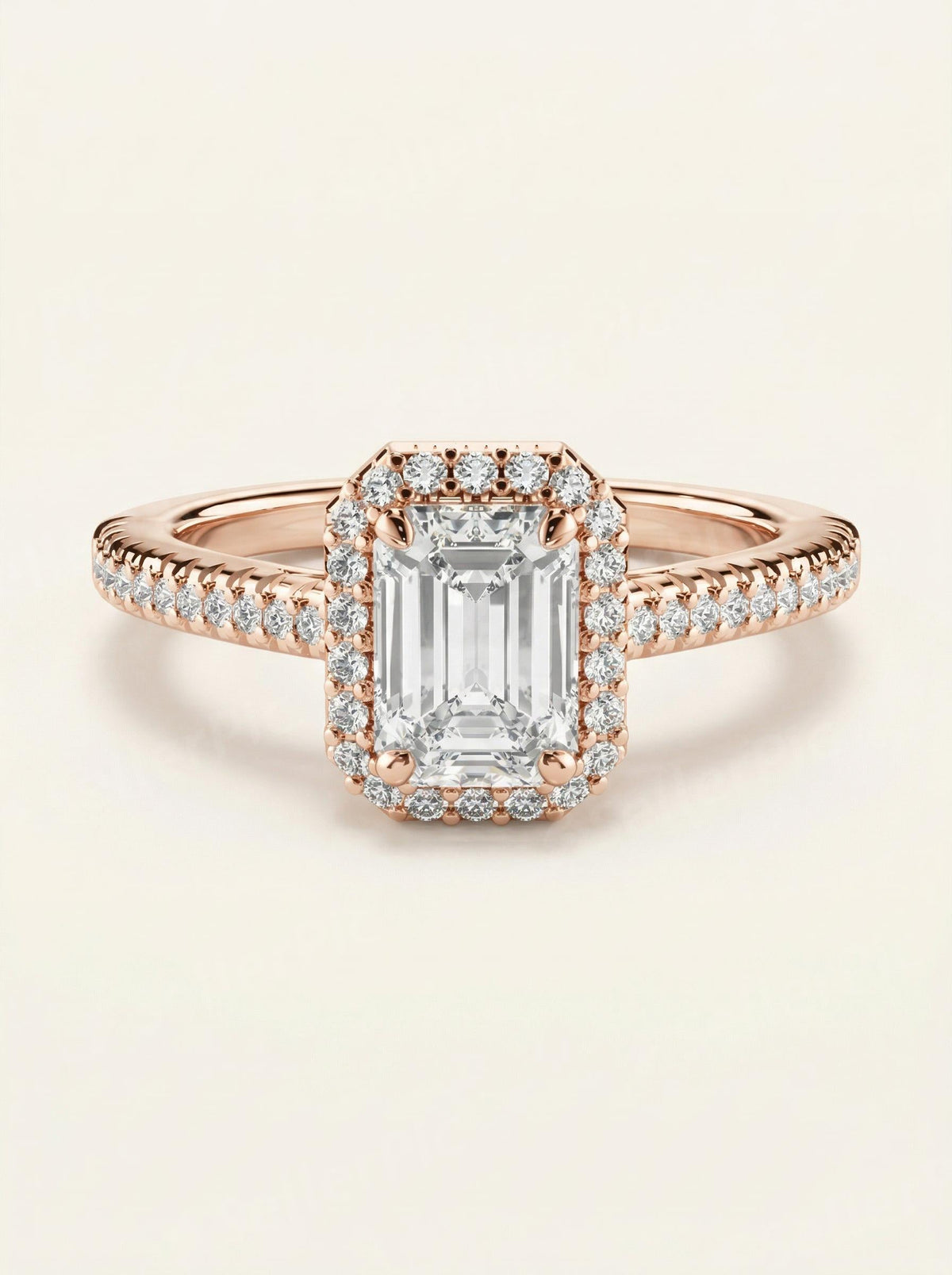 Prabangus emerald cut žiedas su smulkiais briliantais