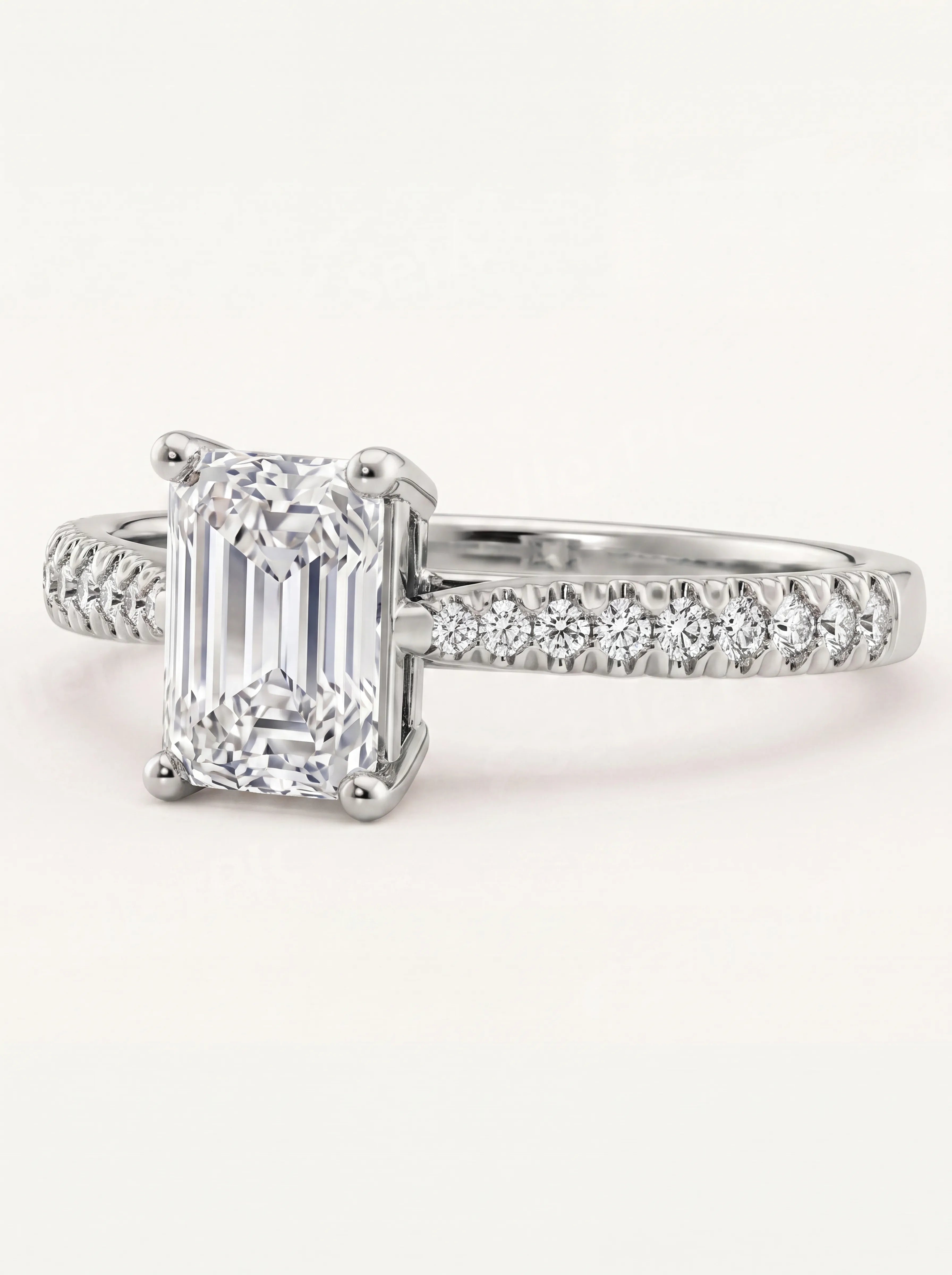 Pavé žiedas su 2,00 ct Emerald deimantu