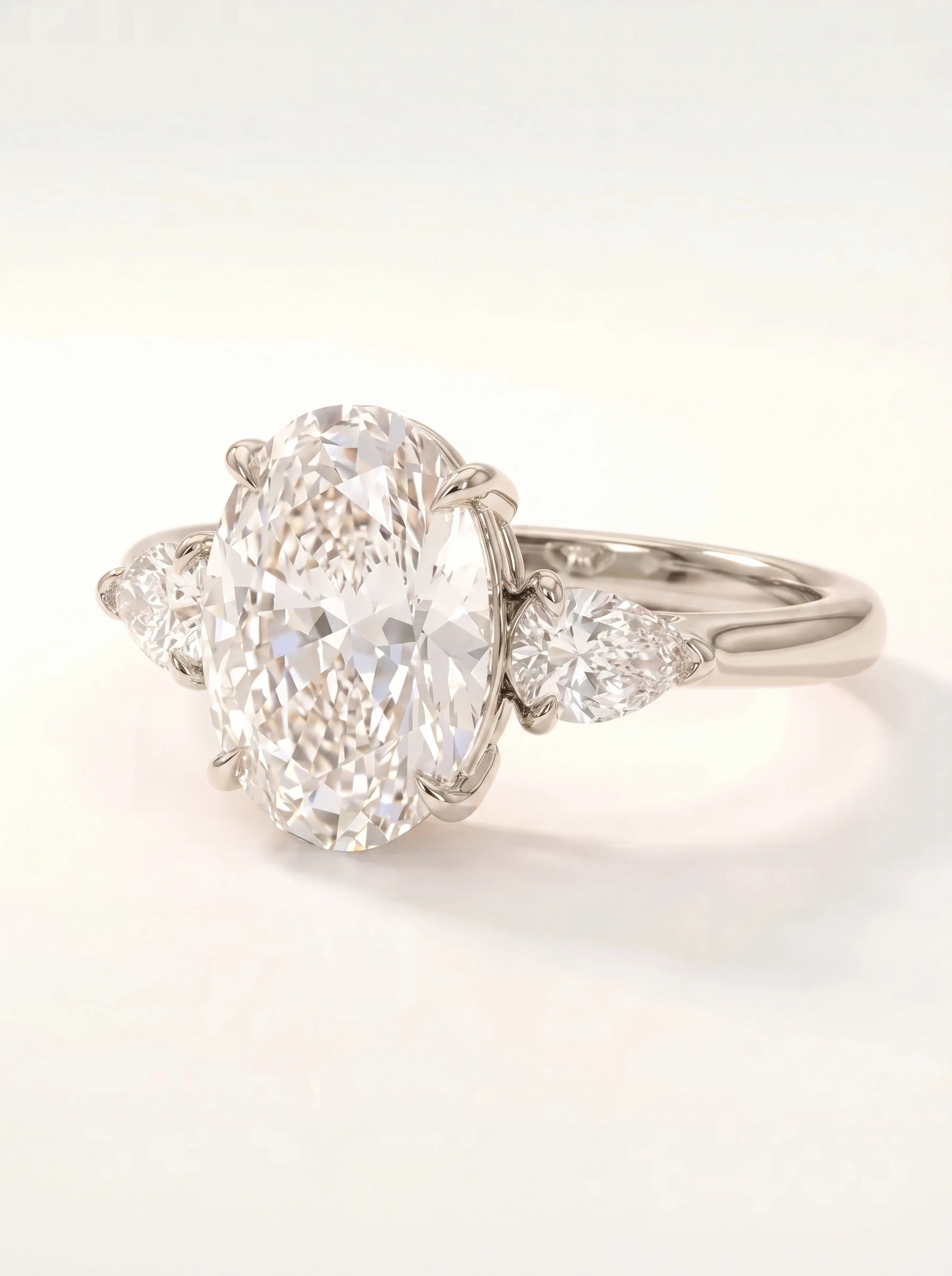 Trijų deimantų žiedas su 2,00 ct Oval deimantu