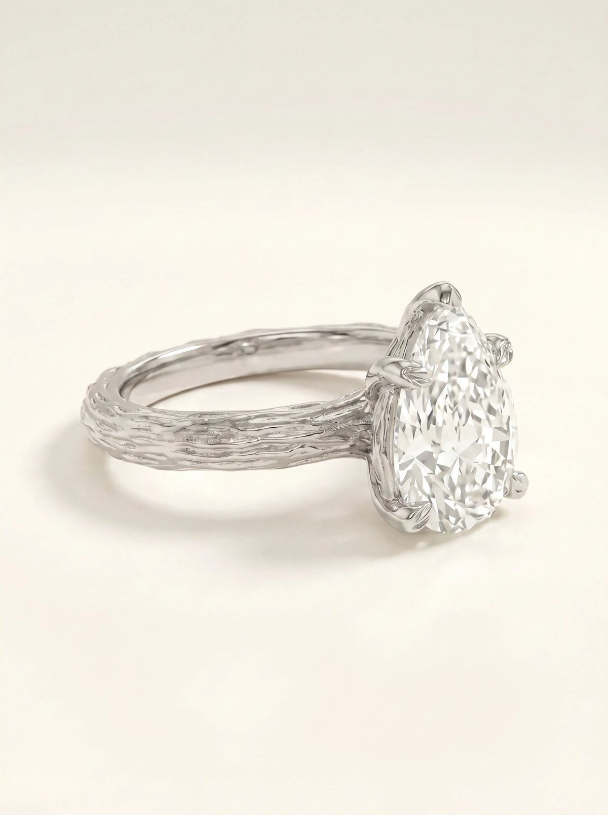 Tekstūrinis žiedas su 2,00 ct Pear deimantu