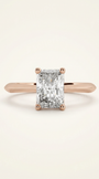 Radiant cut solitaire žiedas ant rankos su laboratoriniu briliantu