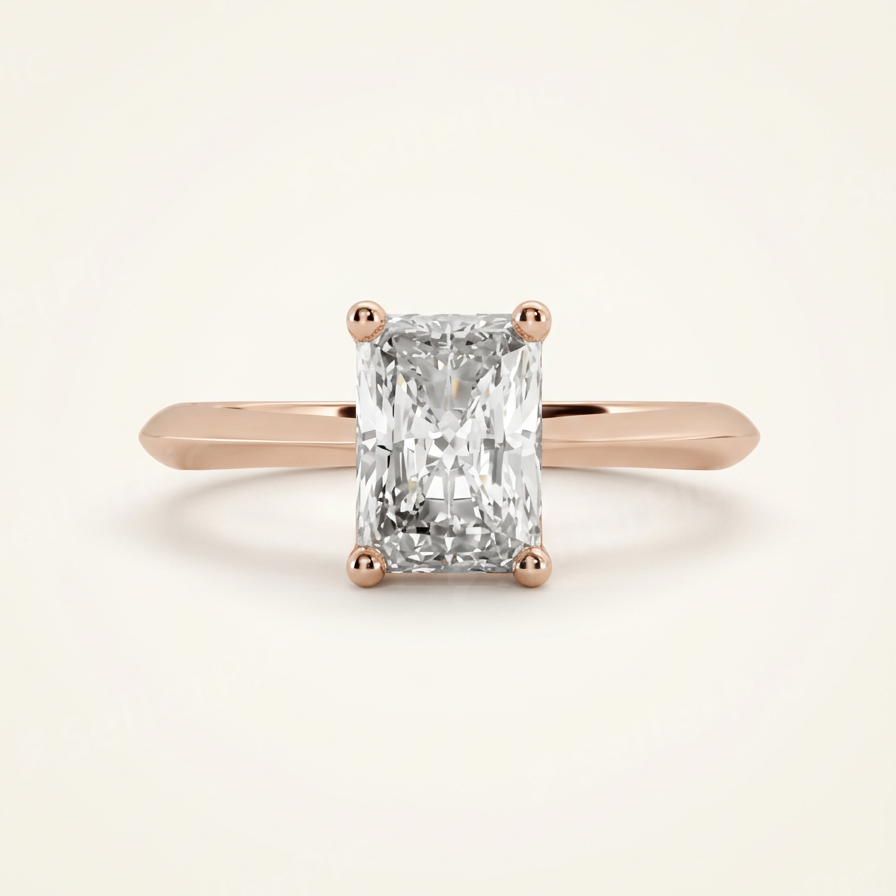 Radiant cut solitaire žiedas ant rankos su laboratoriniu briliantu