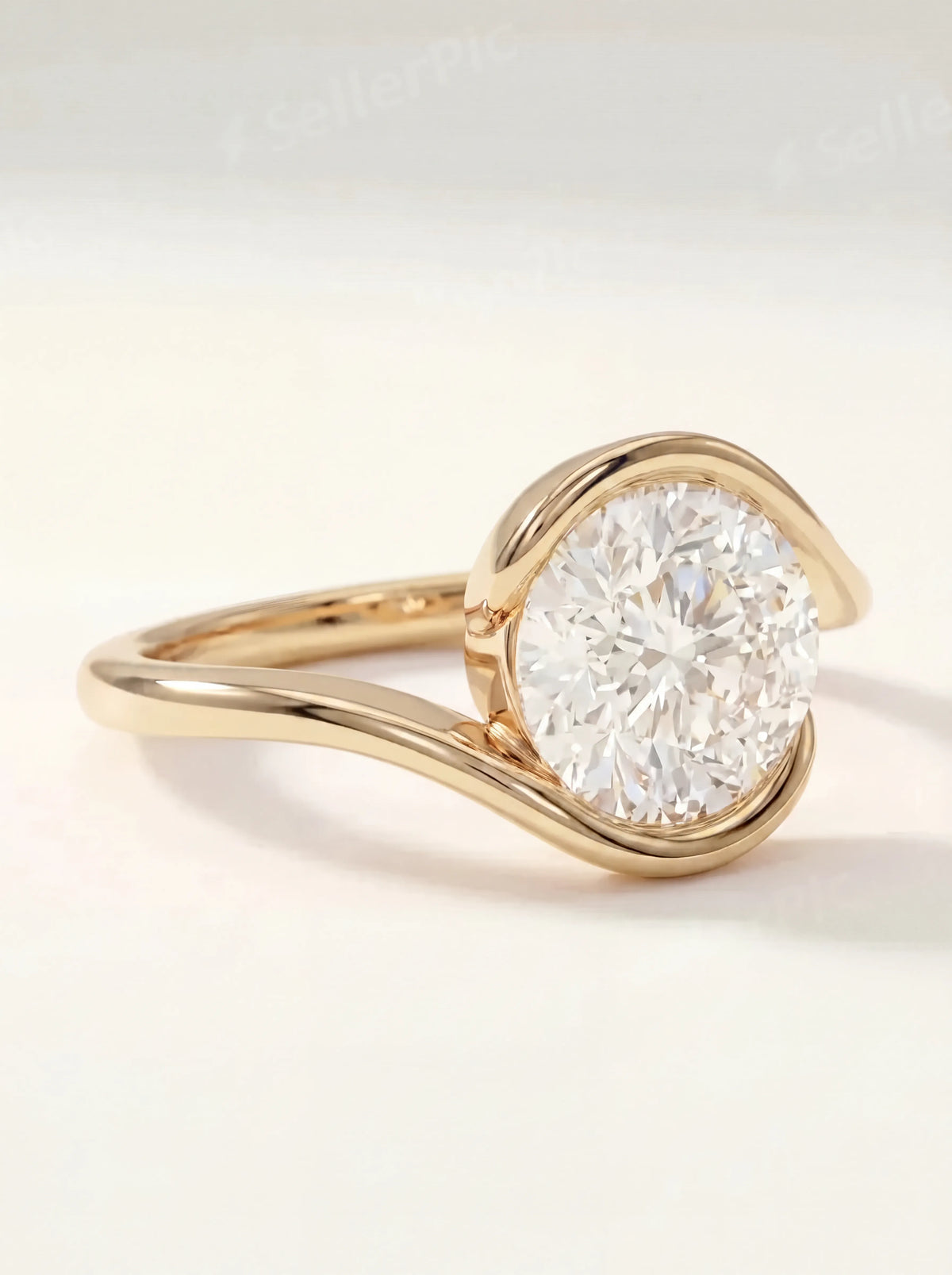 Modern ring with a 2.00 ct Round diamond